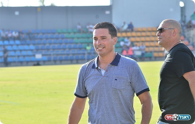 לא על הגב שלו. דורה